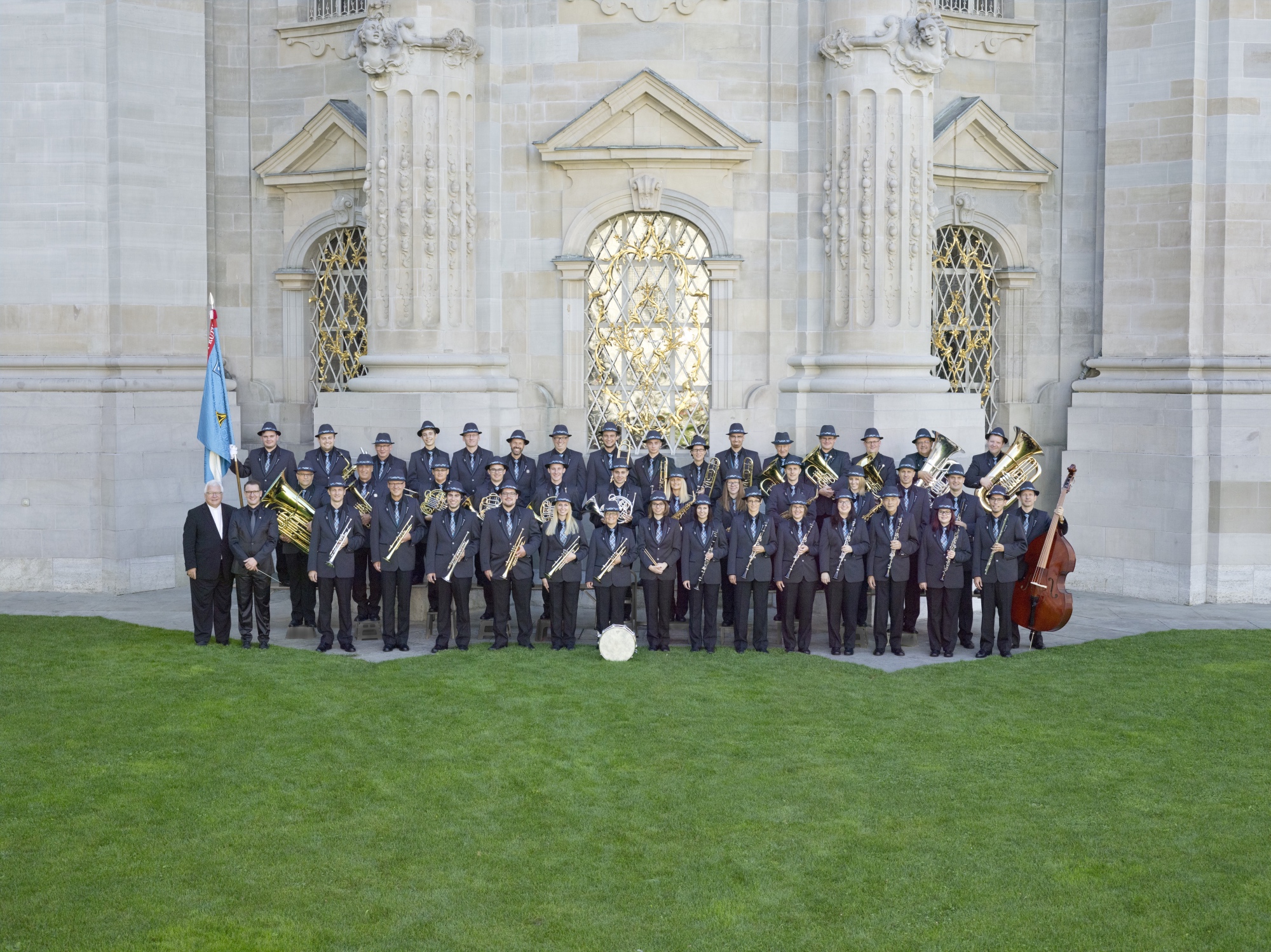 01_Gruppenbild vor Domkirche